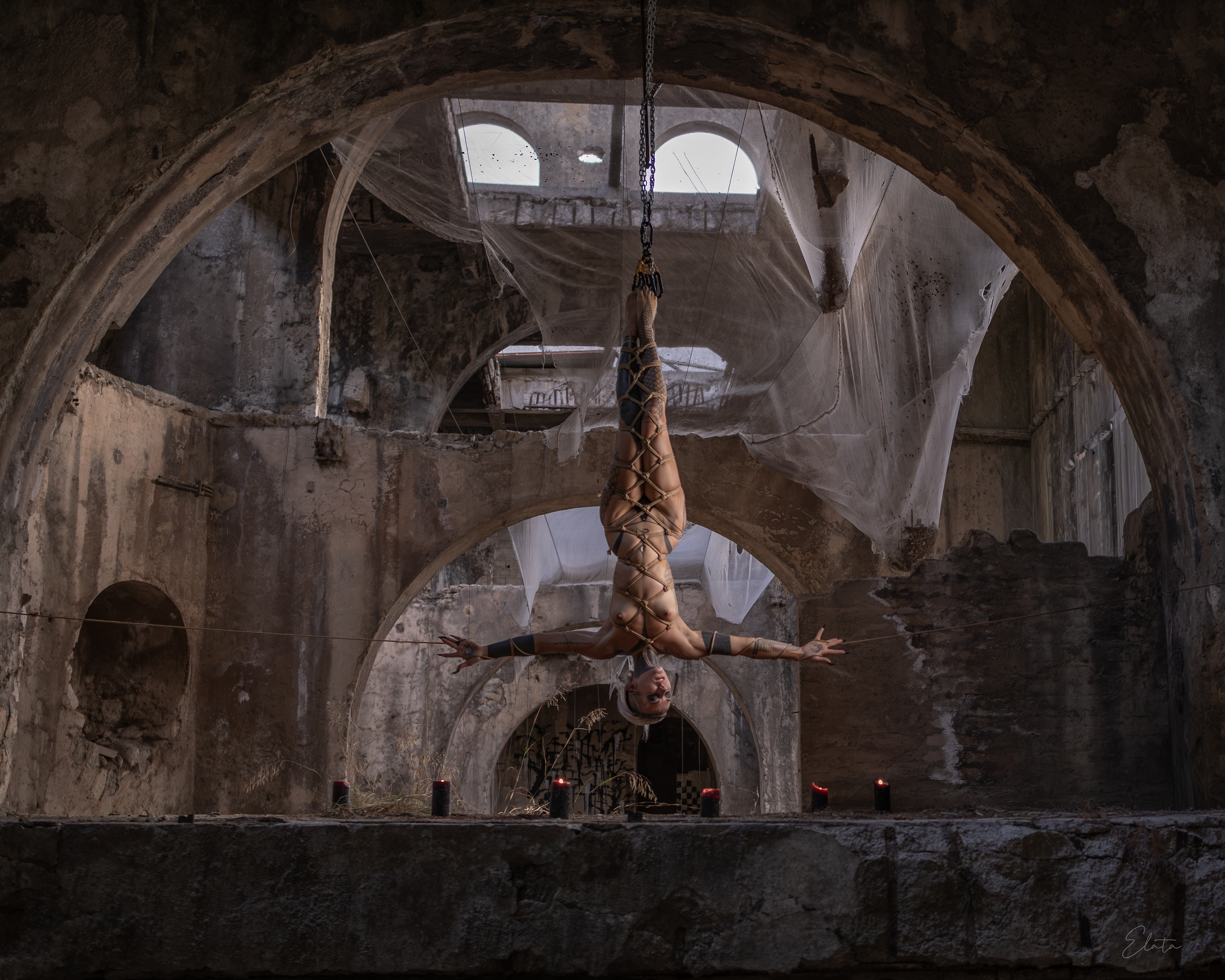 Shooting Shibari en suspension de Mere Dragon photographiée par Elata
